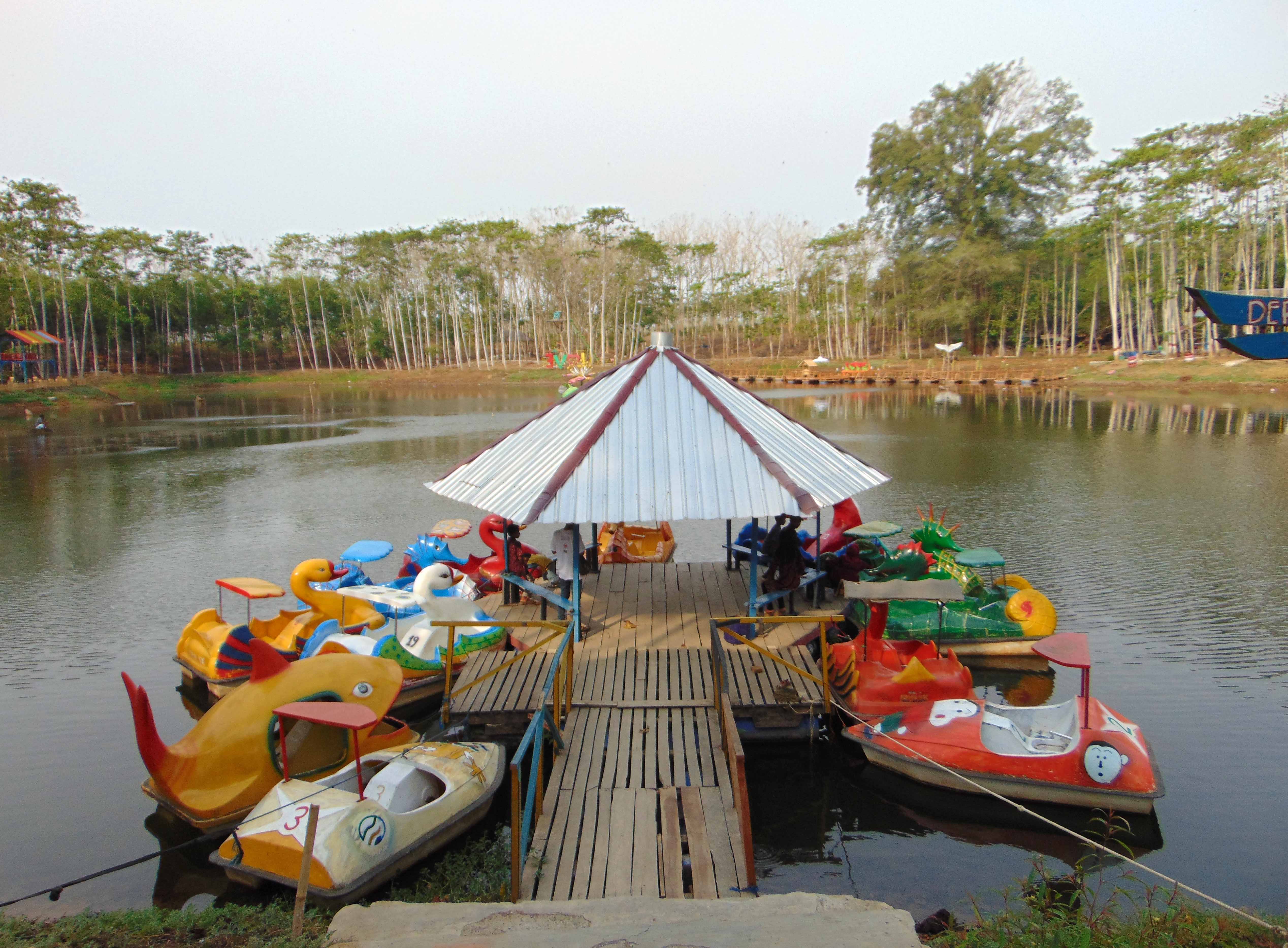 Kubangkangkung Reservoir: Relax in the Cool Shade of Jati Forest