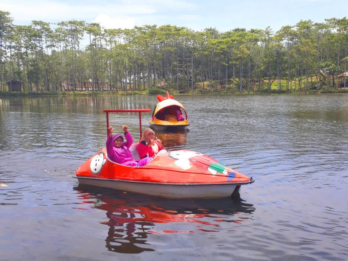 Waduk Kubangkangkung: Relax in the Refreshing Middle of Jati Forest